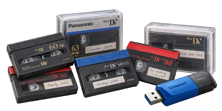 MiniDV-bandjes in doosjes en losse cassettes met een USB-stick