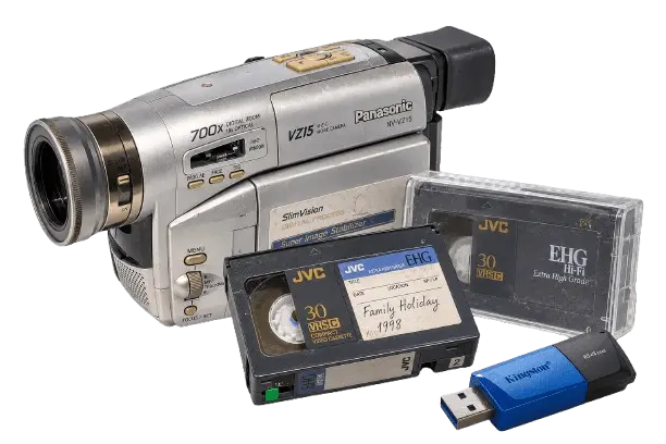 VHS-C-camcorder met compacte VHS-C-bandjes en een USB-stick
