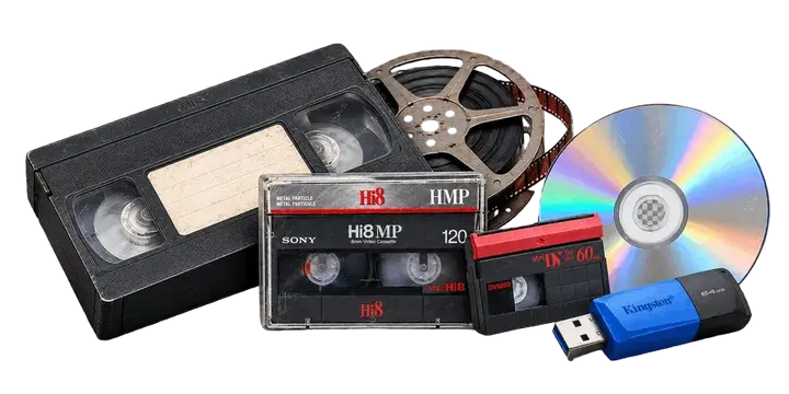 Videobanden, camerabandjes, filmspoelen, een schijf en een USB-stick